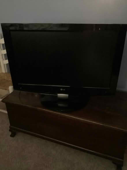 Photo of free 33" LG Flat Screen TV (Oakville) #1