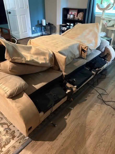 Photo of free Electric recliner couch (Near Seven Mile and Farmington) #4
