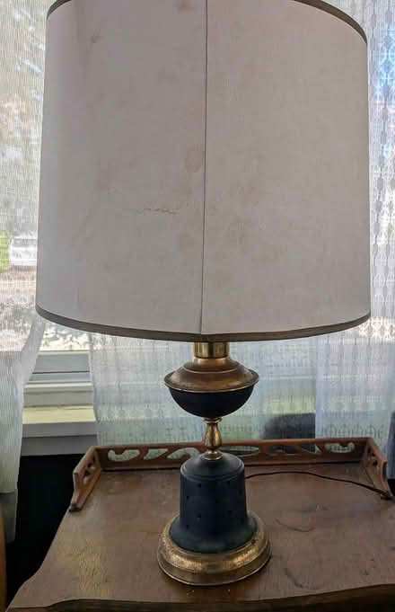 Photo of free vintage lamp (Anna st in Teaneck) #1