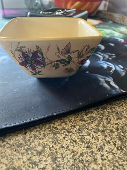 Photo of free 2 cups 1 glass plus a pretty dish (TW14 bedfont) #2
