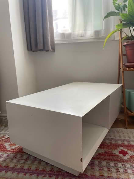 Photo of free White coffee table (SE264EU) #1