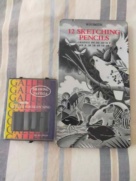 Photo of free Sketching pencils and pastels (Southdown AL5) #1