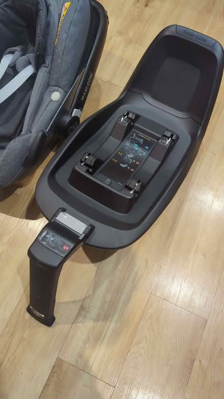 Photo of free Baby car seat Maxi Cosi Pebble Plus and Isofix base (Woosehill RG41) #2