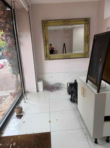 Photo of free There are mirrors, a large chandelier and cabinets. (St. John's Wood NW8) #3