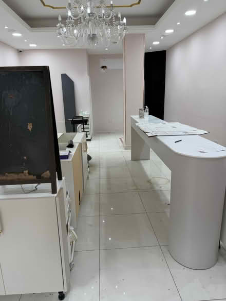 Photo of free There are mirrors, a large chandelier and cabinets. (St. John's Wood NW8) #2