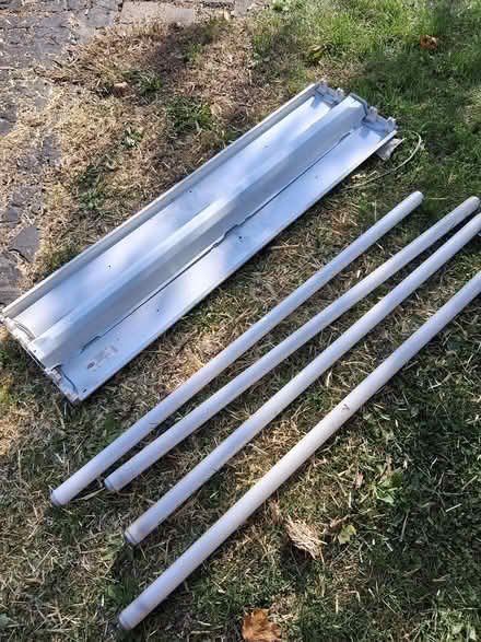 Photo of free Garage/shop light (Waterford) #1