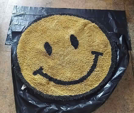 Photo of free Smiley face rug (Finchley Church End N3) #1