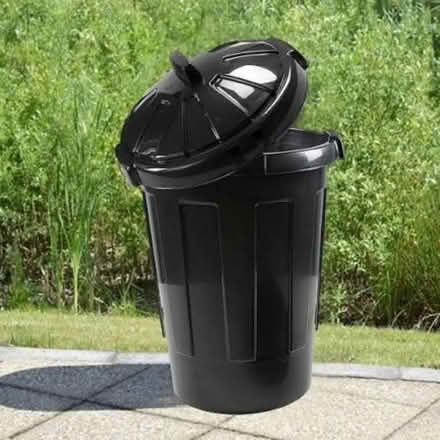 Photo of External large dust bin with lid (Hadleigh SS7) #1