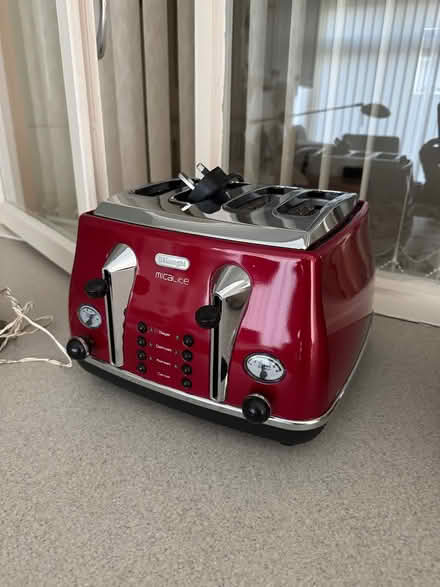 Photo of free DeLonghi 4 slice toaster (Roffey) #1
