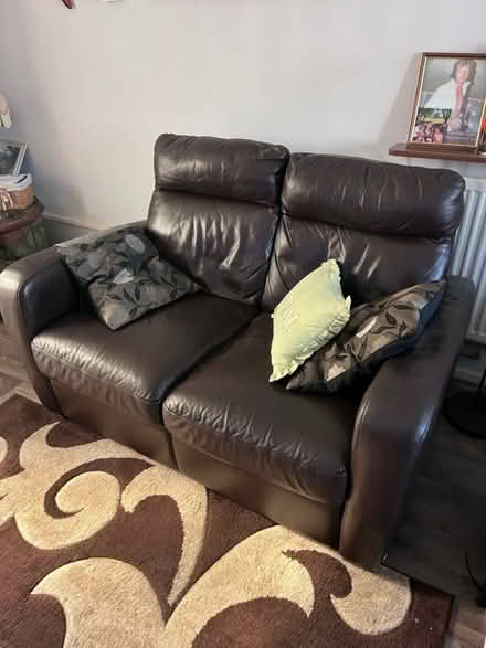 Photo of free leather 2 seater settee (LU2 nr airport) #1