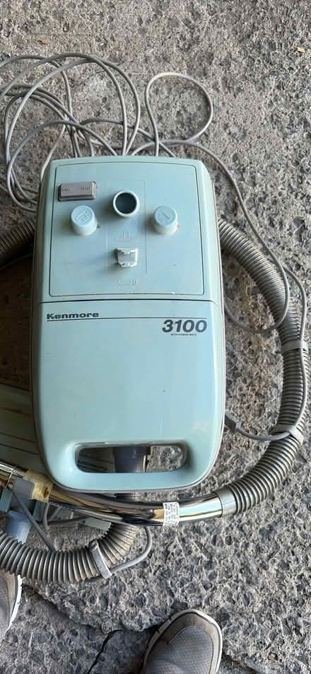 Photo of free Sears Kenmore vacuum cleaner (Orléans) #1