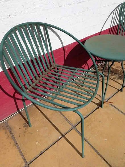 Photo of free Metal patio set - needs some paint (W5) #1