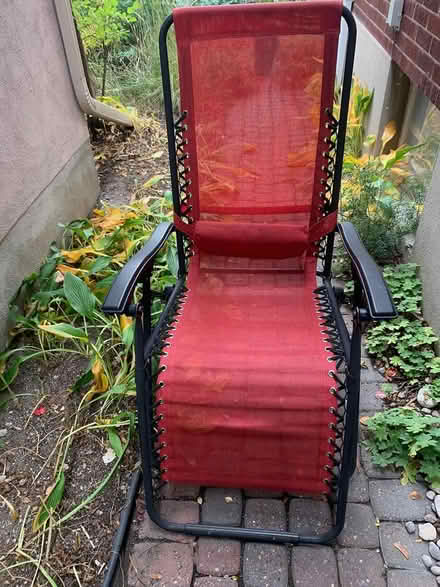 Photo of free folding lawn chair ("zero gravity" (Old Ottawa East) #1