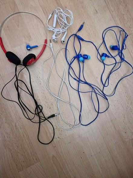 Photo of free Headphones. Wired. 4 stereo, 1 mono (Linden GL1) #1