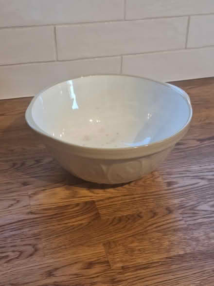 Photo of free 24cm Vintage mixing bowl, but (Havant PO9) #1