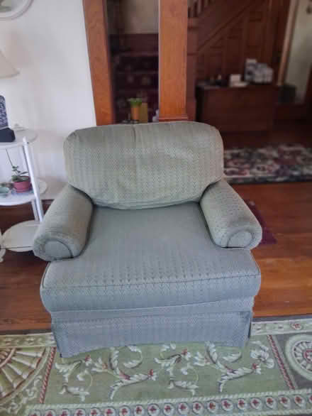 Photo of free love seat and easy chair (Dubuque) #3