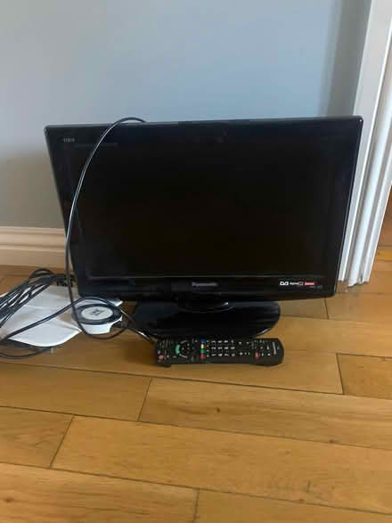 Photo of free Small 19 inch TV with remote and aerial (Cranbourne Gardens MK41) #1
