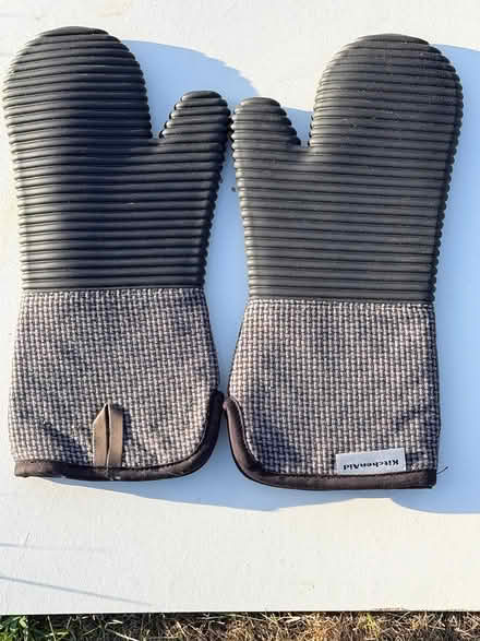 Photo of free Oven gloves, brand new (Near Addenbrookes CB1) #1