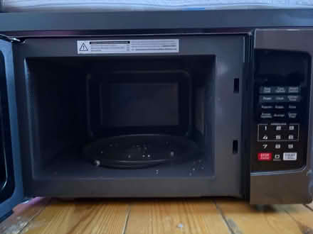 Photo of free Toshiba 23L 800W microwave oven in black, model ML-EM23P(BS) (Mile End E1) #2