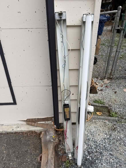 Photo of free Light Fixture (Marysville) #1