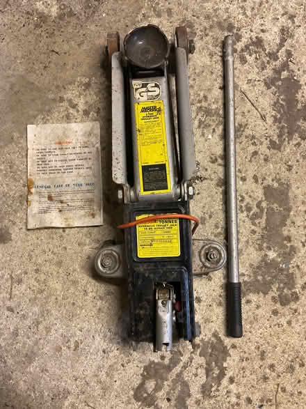 Photo of free 2 ton hydraulic trolley jack (Bradenstoke SN15) #1