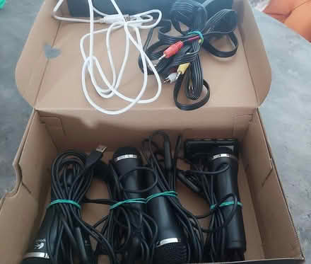 Photo of free x4 Microphones with leads (Falkland KY15) #2