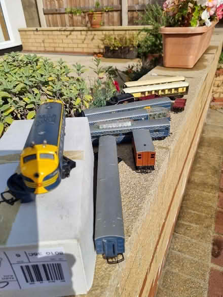 Photo of free Model train and carriages (Runwell SS11) #3