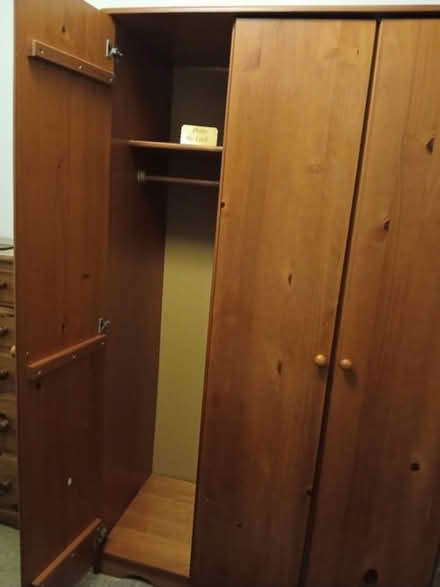 Photo of free 3 doors wardrobe (Hemel Hempstead HP2) #2