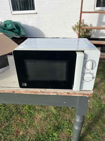 Photo of free 800w microwave (Letchworth Sg6) #1