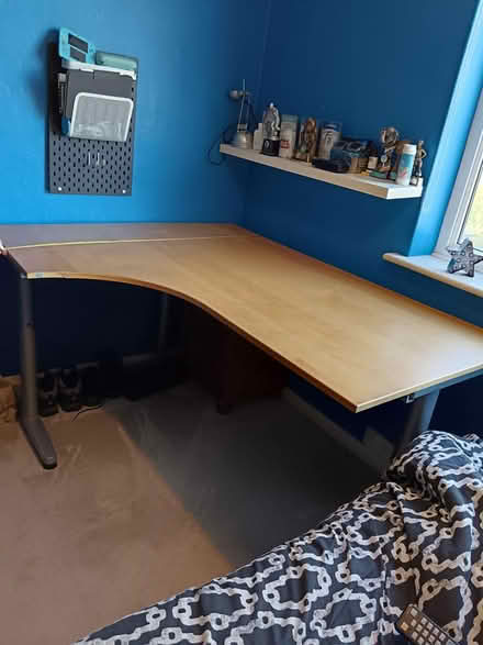 Photo of free Corner desk (Shaw area.) #2