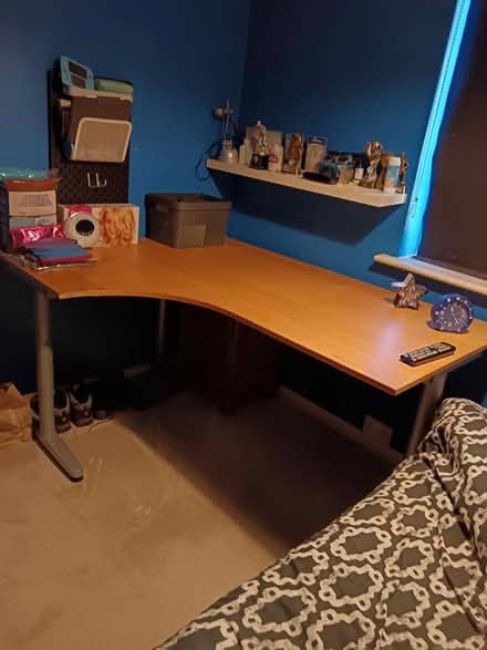 Photo of free Corner desk (Shaw area.) #1