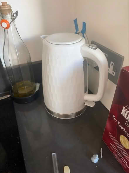 Photo of free White kettle (Watney Market E1) #1