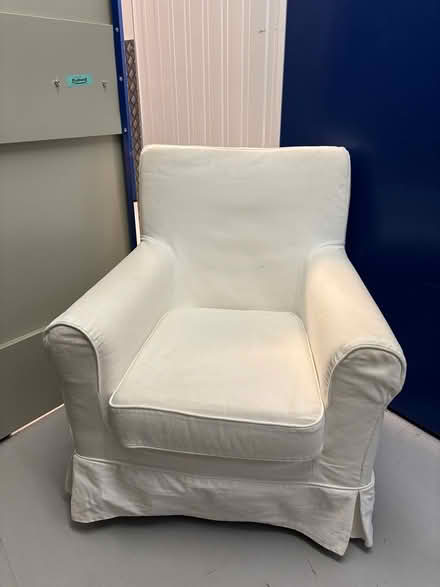 Photo of free White armchair (SW18) #1
