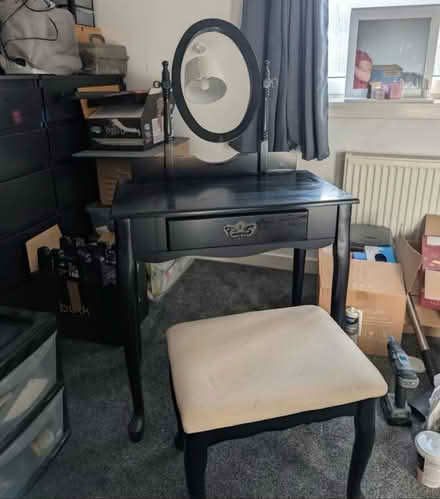 Photo of free Dressing table with mirror (Rutherglen G73) #1