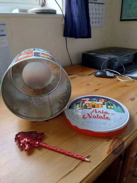 Photo of free christmas tin (Dronfield Woodhouse S18) #1