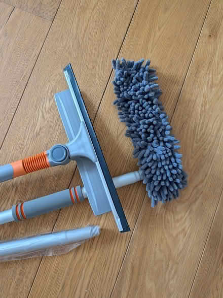 Photo of free Extensible window cleaner (W5) #1