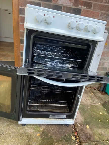 Photo of free Electric cooker with ceramic hob all working (Churchstoke SY15) #2