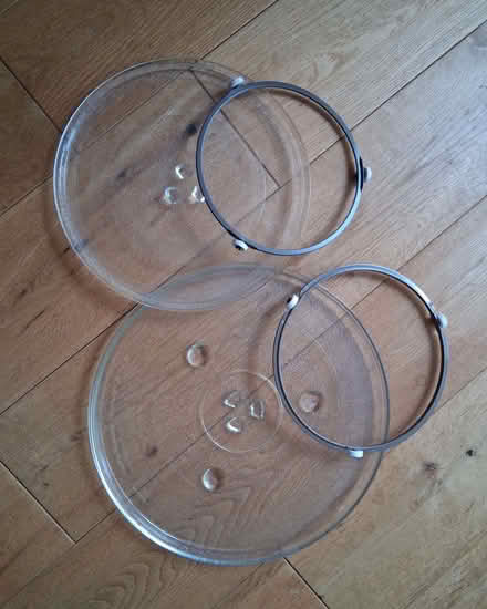 Photo of free One or two microwave plates and runners (Kenilworth CV8) #1