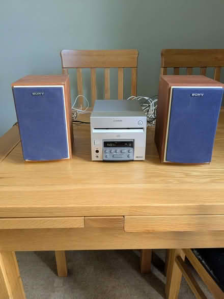 Photo of free Sony mini hifi and speakers (Wimbledon SW19) #1