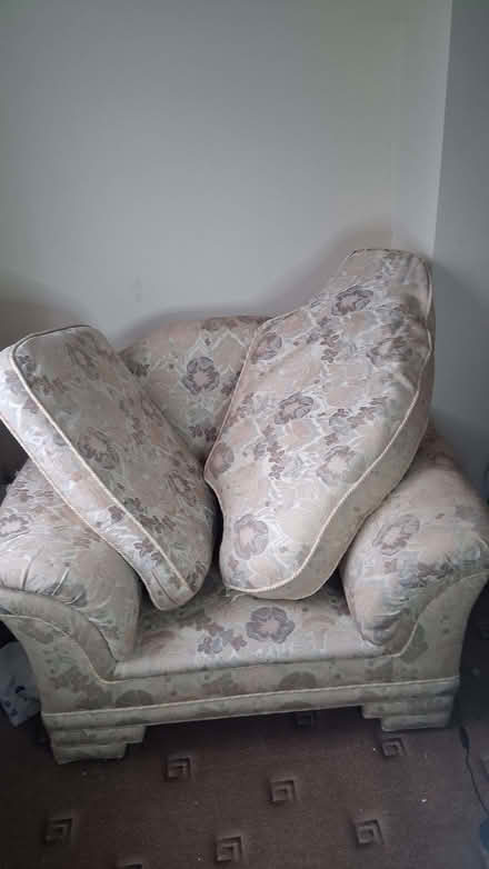 Photo of free Single sofa with flower patterns (Bury Park LU1) #1