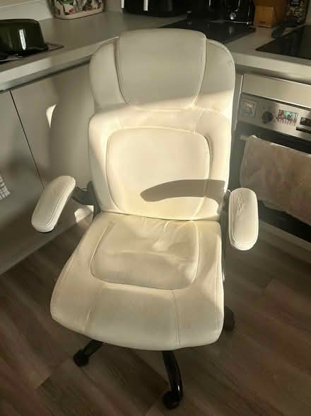Photo of free White office chair (Tooting SW17) #1