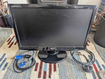 Photo of free LG LCD monitor with cables (Chorley SK9) #1