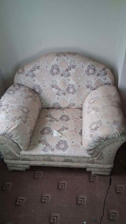 Photo of free Single sofa with flower patterns (Bury Park LU1) #2