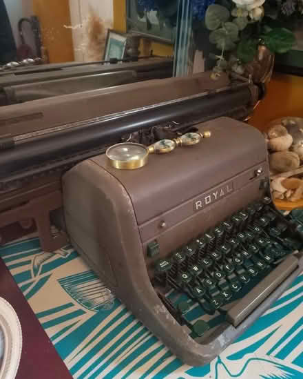 Photo of free Vintage Royal Typewriter (Matlock DE4) #2