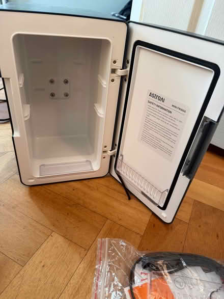 Photo of free Mini fridge (Maiden Erlegh Nature Reserve RG6) #2