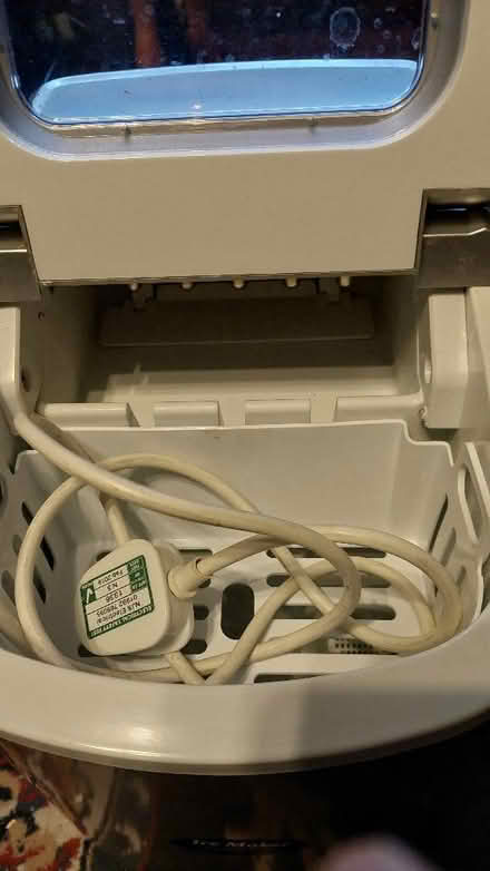 Photo of free Working ice maker (Hertford Heath SG13) #2