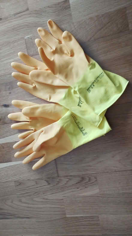 Photo of free Kitchen gloves - RIGHT HAND only! (Amersham Common HP7) #1