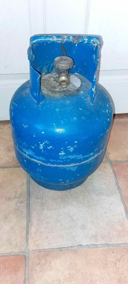 Photo of free empty gas bottle, 4.5 butane (Pontefract WF8) #2