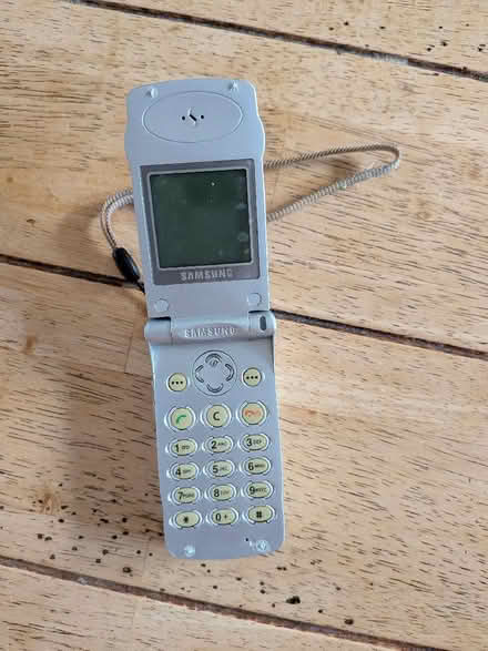 Photo of free Old Samsung flip phone no charger (Shippon OX13) #2