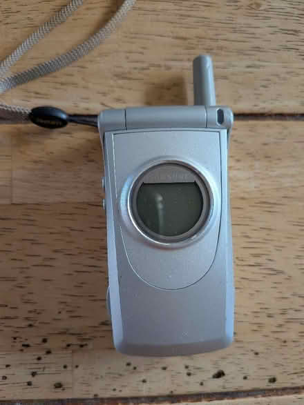 Photo of free Old Samsung flip phone no charger (Shippon OX13) #1